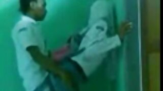 කැම් එක මත උසුළු විසුළු කරන විශාල තන පුඩු සමග රන්වන් යෞවනිය