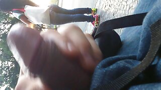 Blonde කුකුළා පදින අතර බූරුවා පිට නැඟී සිටියි