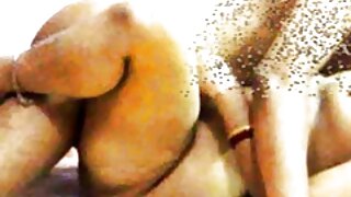 වෙස්මුහුණු රතු හිසක් ඇගේ කට්ටට ඇතුල් වේ