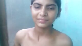 කුඩා බිළිඳා ඇගේ කම්පනය සමඟ සෙල්ලම් කරයි