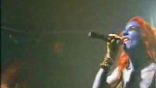 පූසි කිරි ලෙවකන්න සහ ඇයට කෙලවන්න