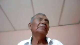 කෙසඟ පැටවා බිමට පහර දෙයි