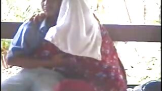 ඉතින් ලස්සන brunette පෙම්වතිය ගෙදර ඉන්න එයාගේ කාමුක කලු මිනිහාට හොඳටම කෙලවෙනවා