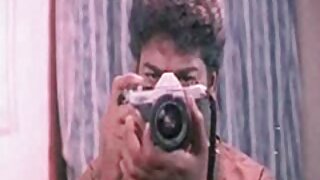 ඇගේ මුහුණේ සරාගී රන්වන් පැහැයක් ඇත