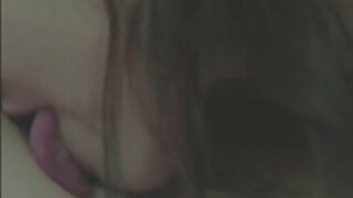 වැඩි ප්‍රමාණයේ කාන්තාවක් පෙන්වයි
