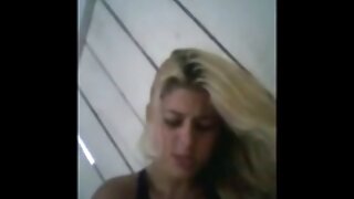 බබා ඇගේ මුහුණේ කුපිත වී ඇත