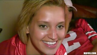 ස්ලට් ඇඳ මත ඇය සමඟ සෙල්ලම් කරයි
