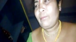 පැටියා ඇගේ පුටුව මත නිරුවතින් සිටී