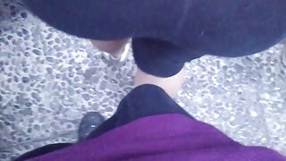 සොඳුරු ගැහැනියක් ඇගේ ක්ලිට් එක අවුස්සයි