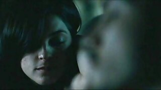 Brunette ඇගේ විශාල ඩිල්ඩෝව ලෙවකයි