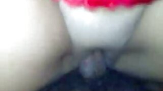 අං ගැහැනිය කුකුළෙකු පදිනවා