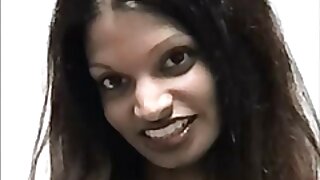 කෙසඟ පුක ඇති බබා කළු කුකුළෙකු පිට පදියි